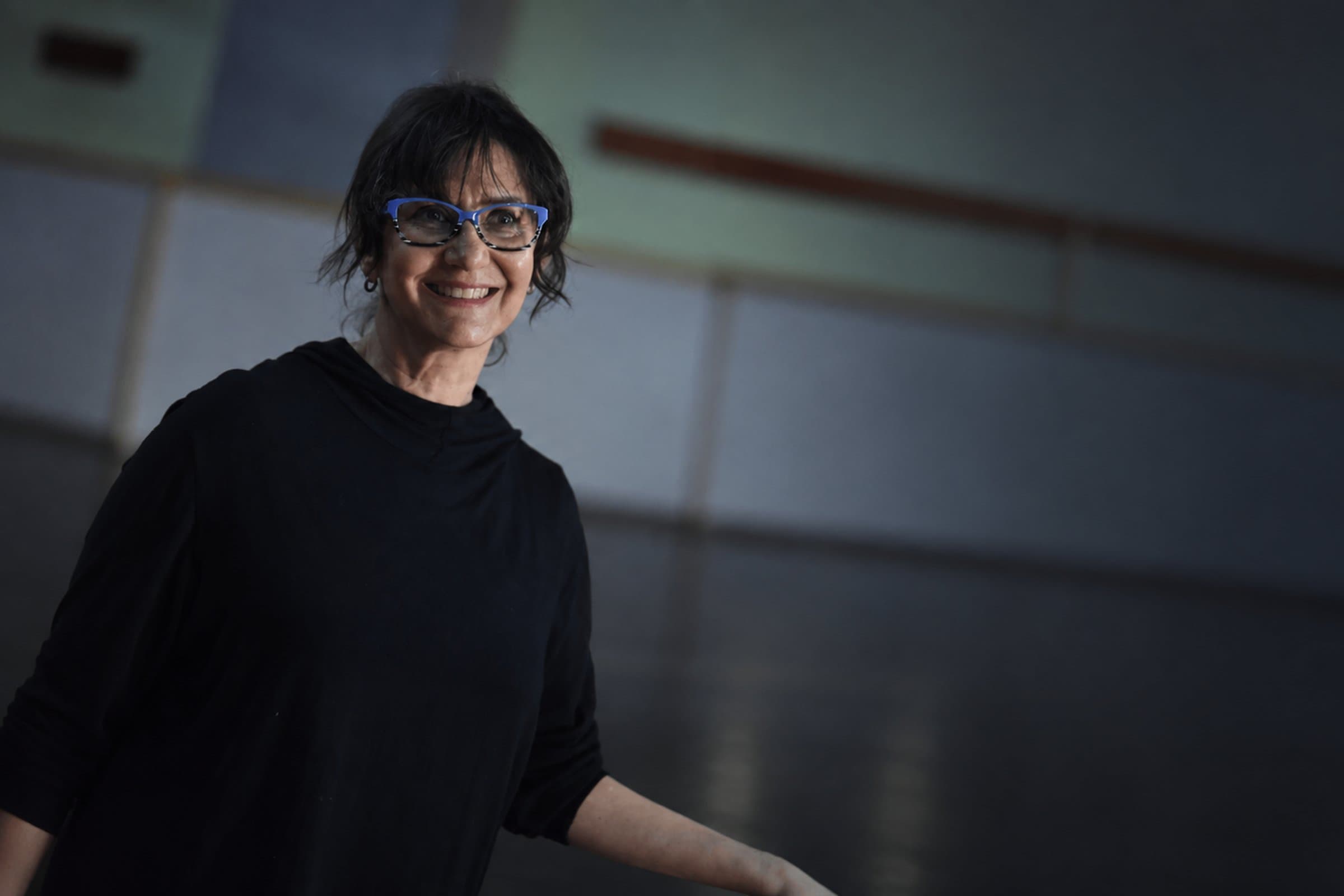 Analía Domizzi, maestra de danza académica, en el salón de la escuela