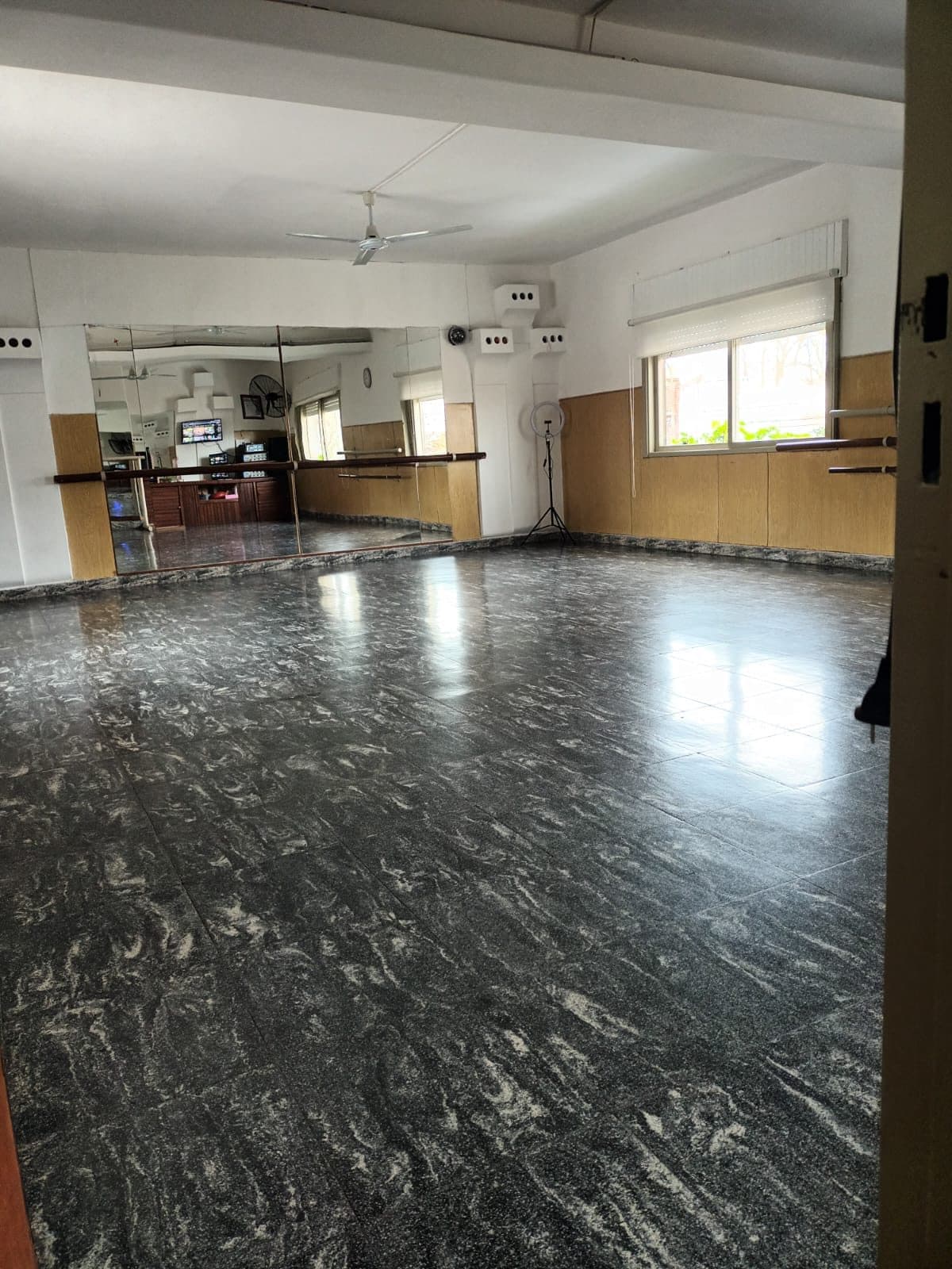 El salón principal de la escuela, con espejos y barras