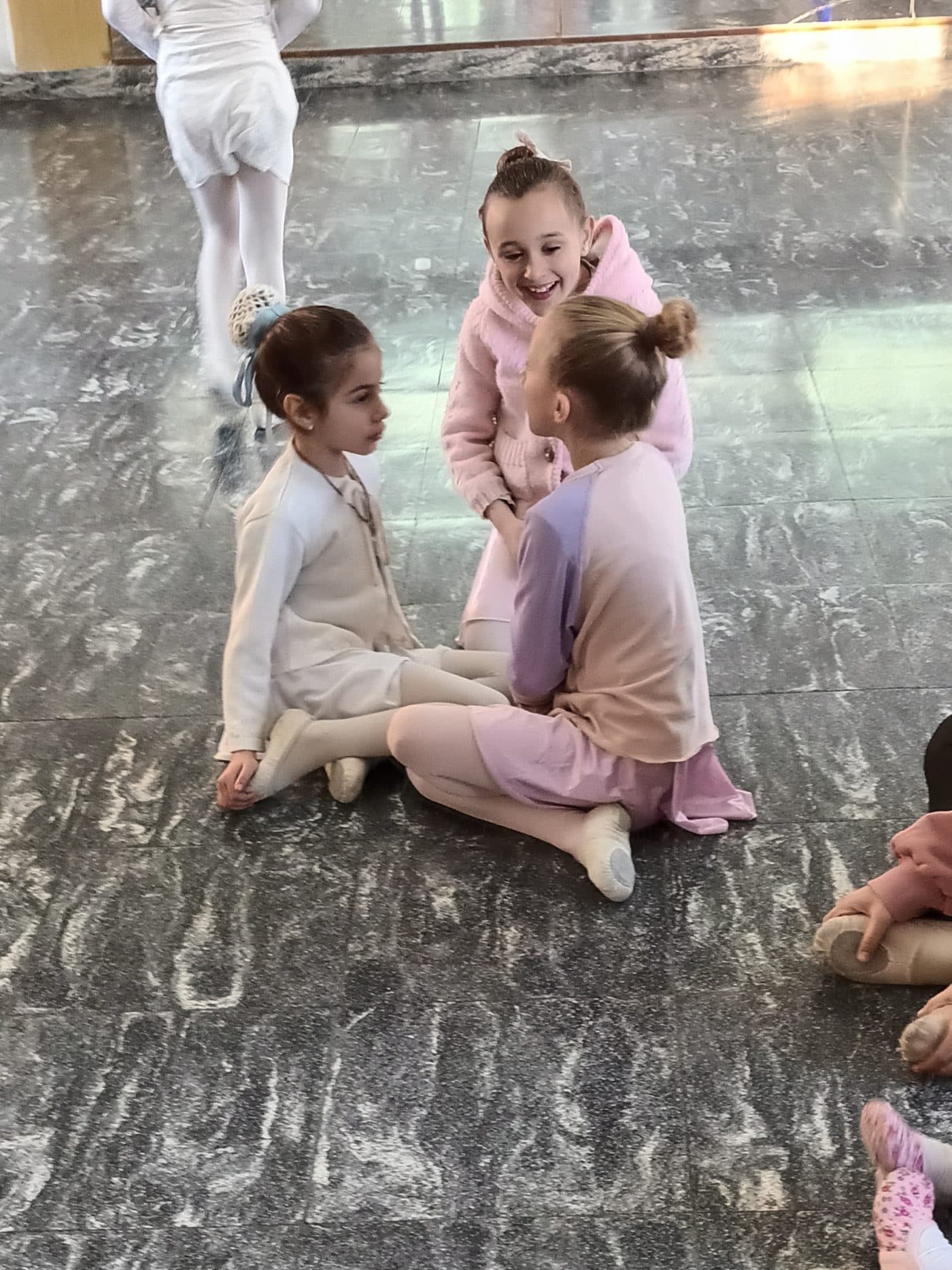 Tres alumnas de los grupos más chicos comparten un momento en el salón