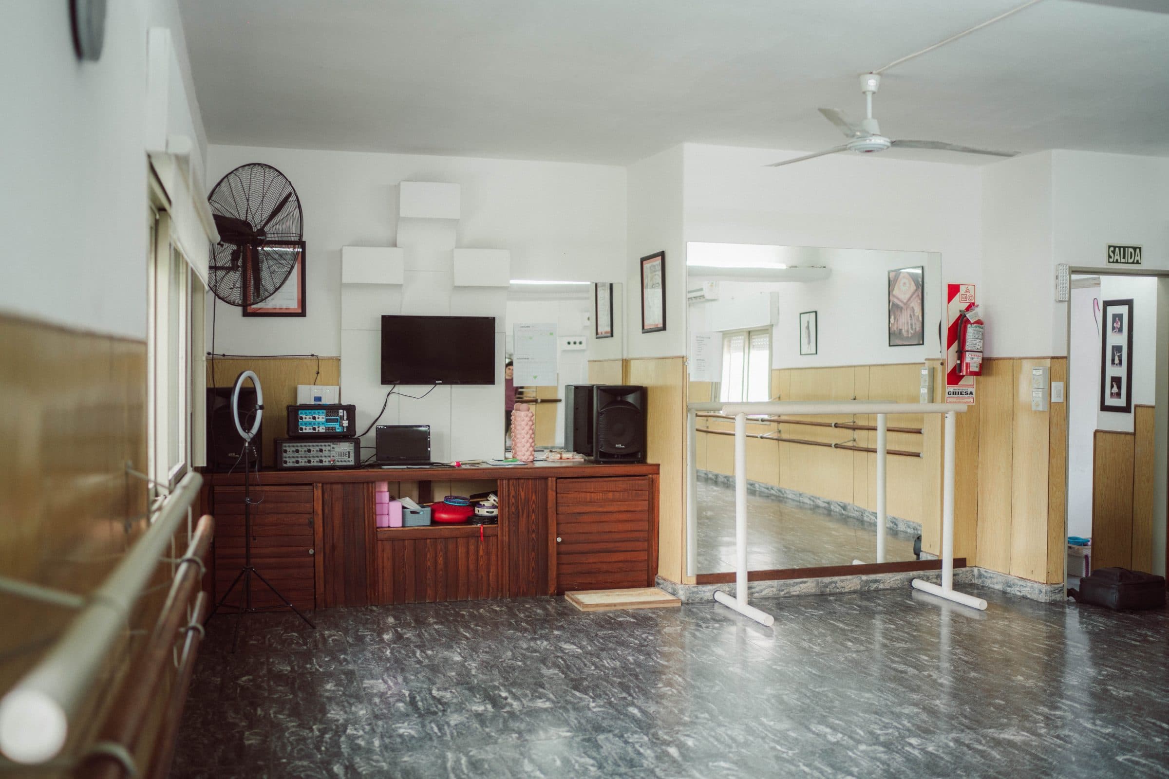 Un rincón del salón con el equipo de música y el ventilador